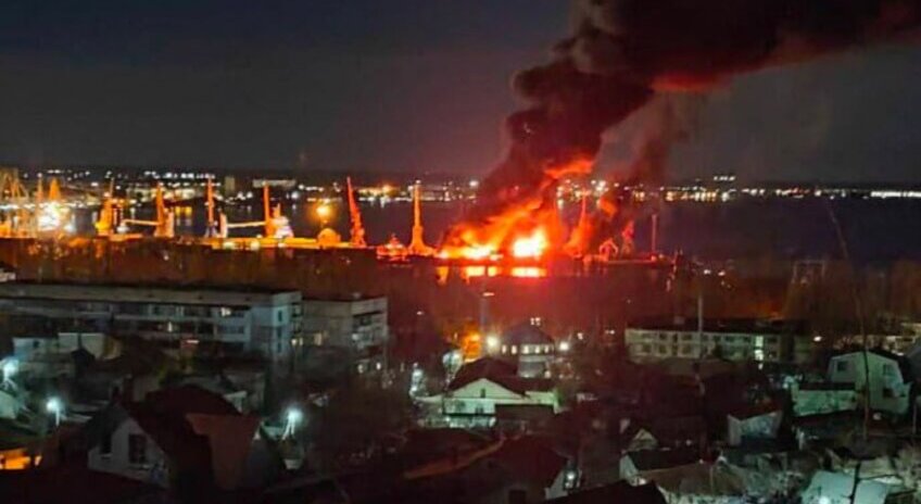 У Крыме прагучалі выбухі: знішчылі дэсантны карабель «Новачаркаск»