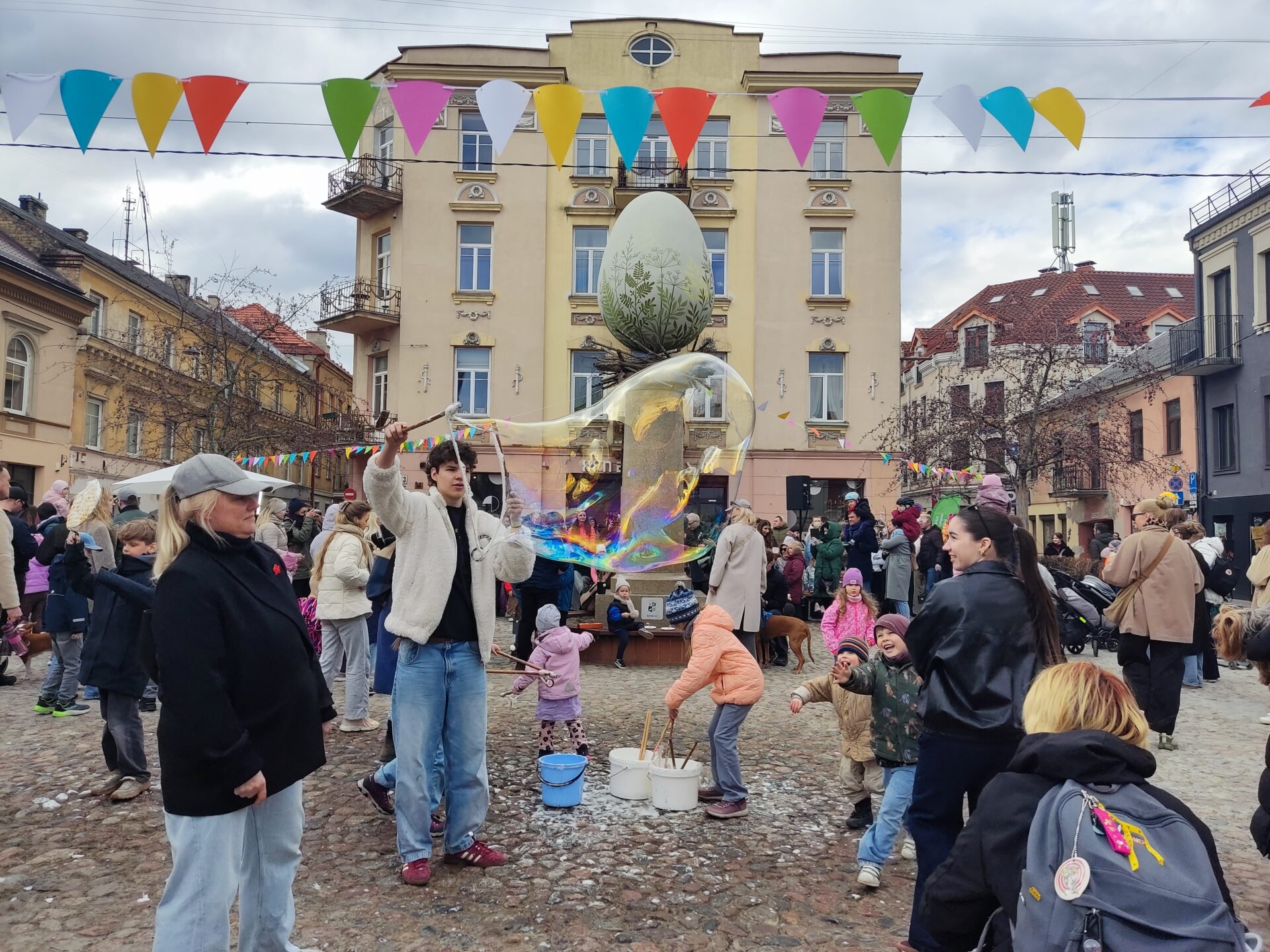 У Вільні сустрэлі вясну ля скульптуры “Яйка”